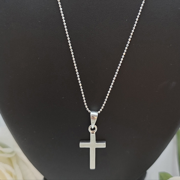 ♥️ SIMPLE CROSS NECKLACE - Picture 3 of 6